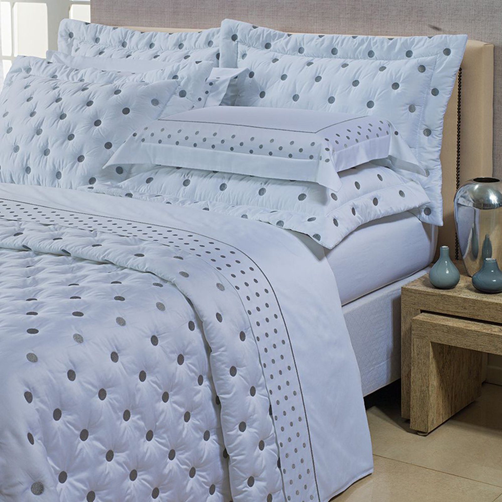 Kit Cobre Leito Colcha Casa Scarpa Garland Queen Algodão 400 Fios Acetinado Bordado 5 Peças - Branco e Cinza