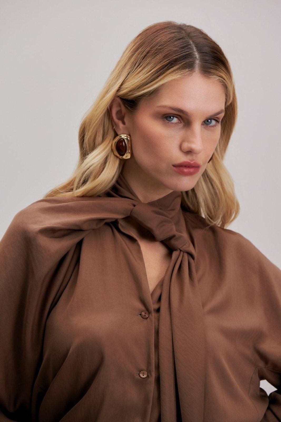 Blusa Manga Longa Com Gola Transpassada Carlota Costa Marrom