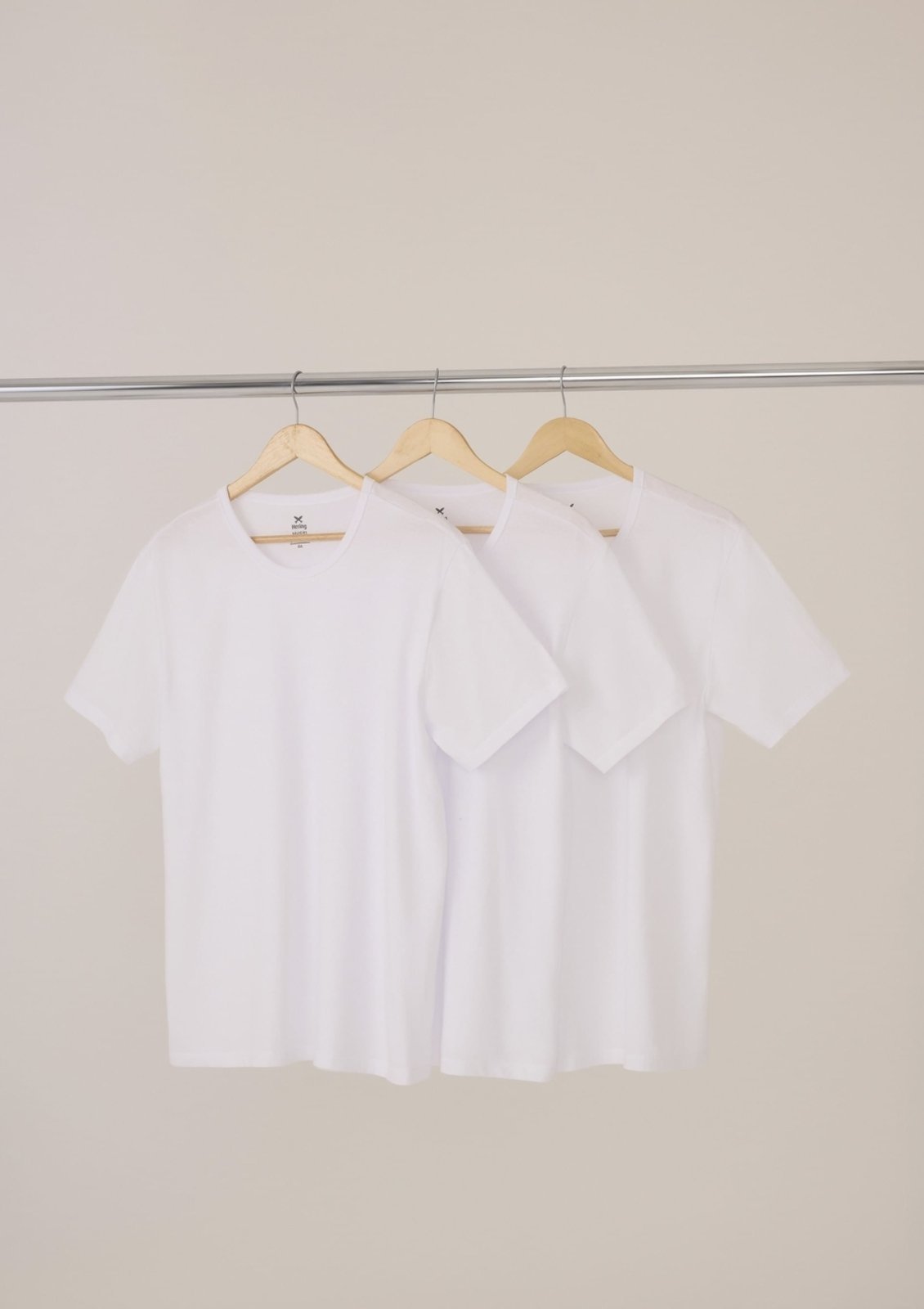 Vista 2 Kit Com 3 Camisetas Masculinas Básicas Slim Hering preto Hering preto