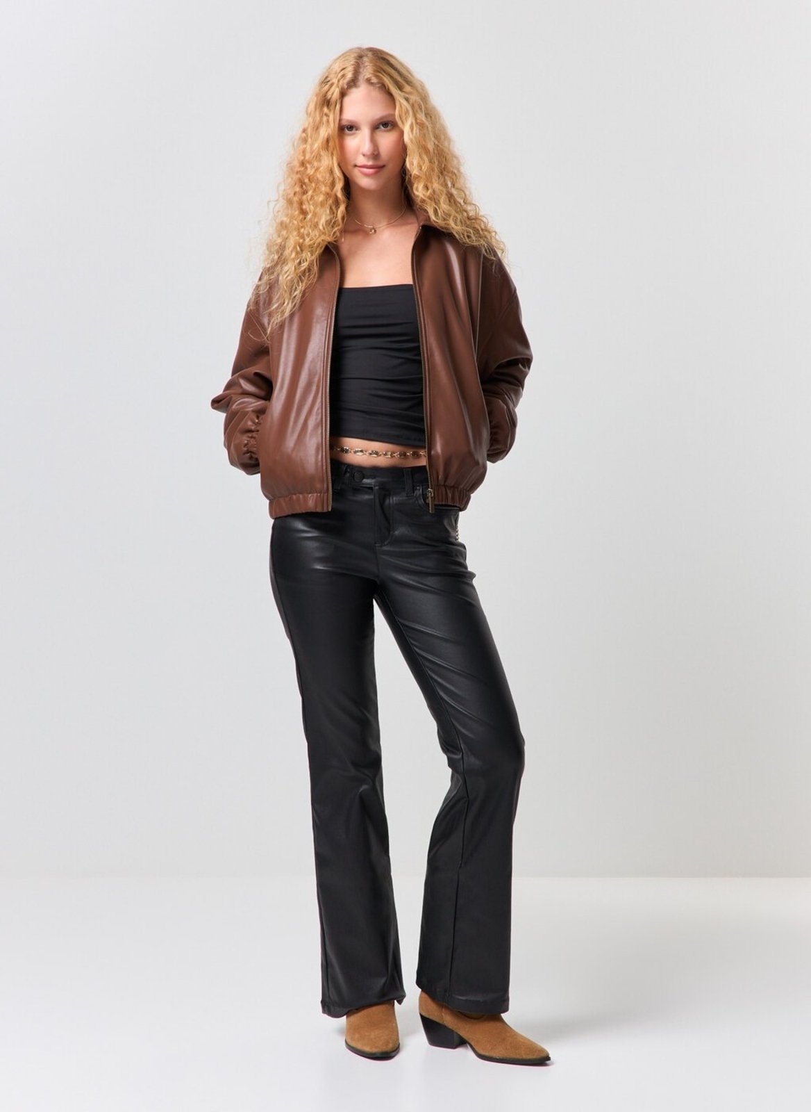 Calça Sarja Bootcut Com Aspecto De Couro