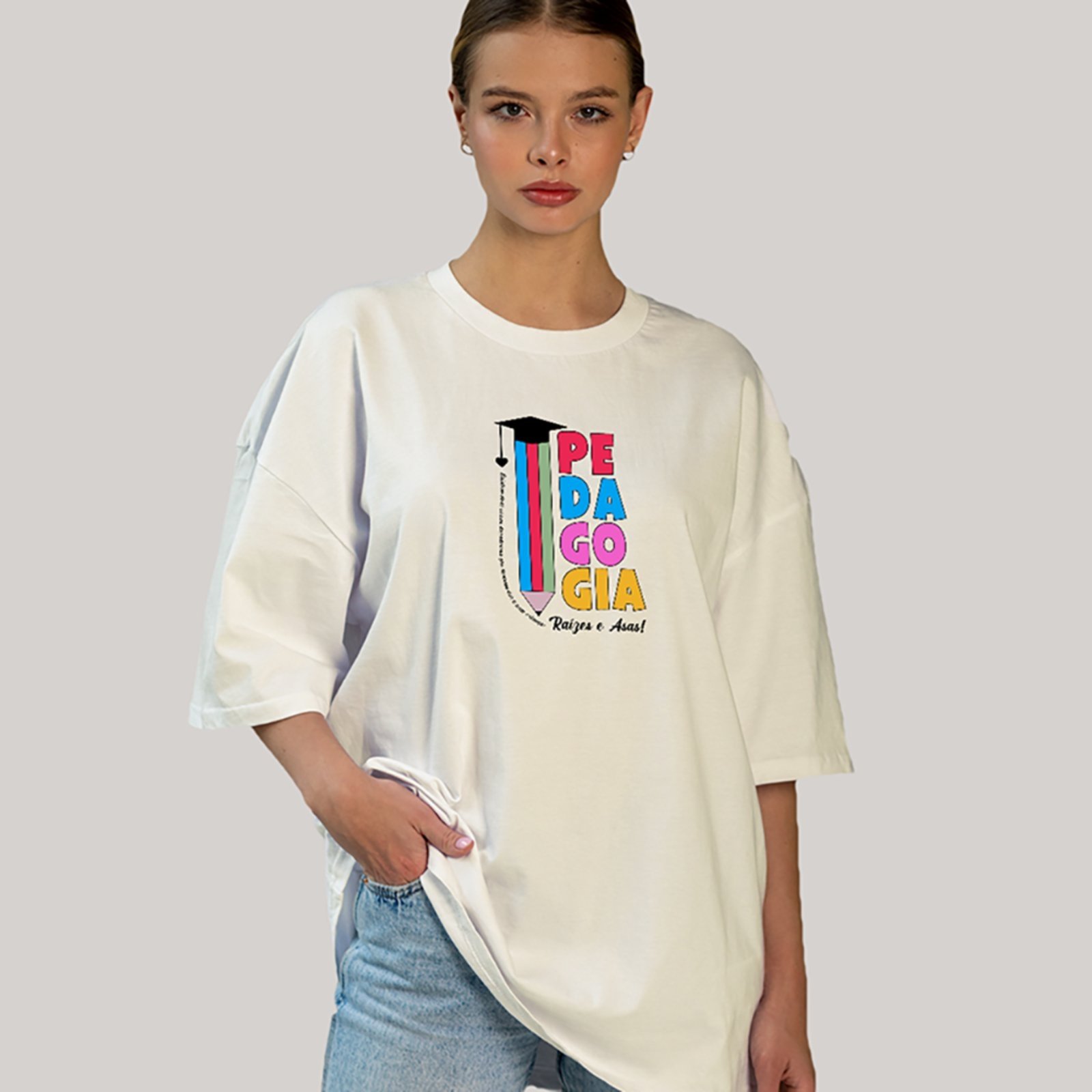 Vista 2 Camiseta Ousy Feminina Profissão Pedagogia Colorida Capelo Graduação Oversized Off White off-white white off-white white