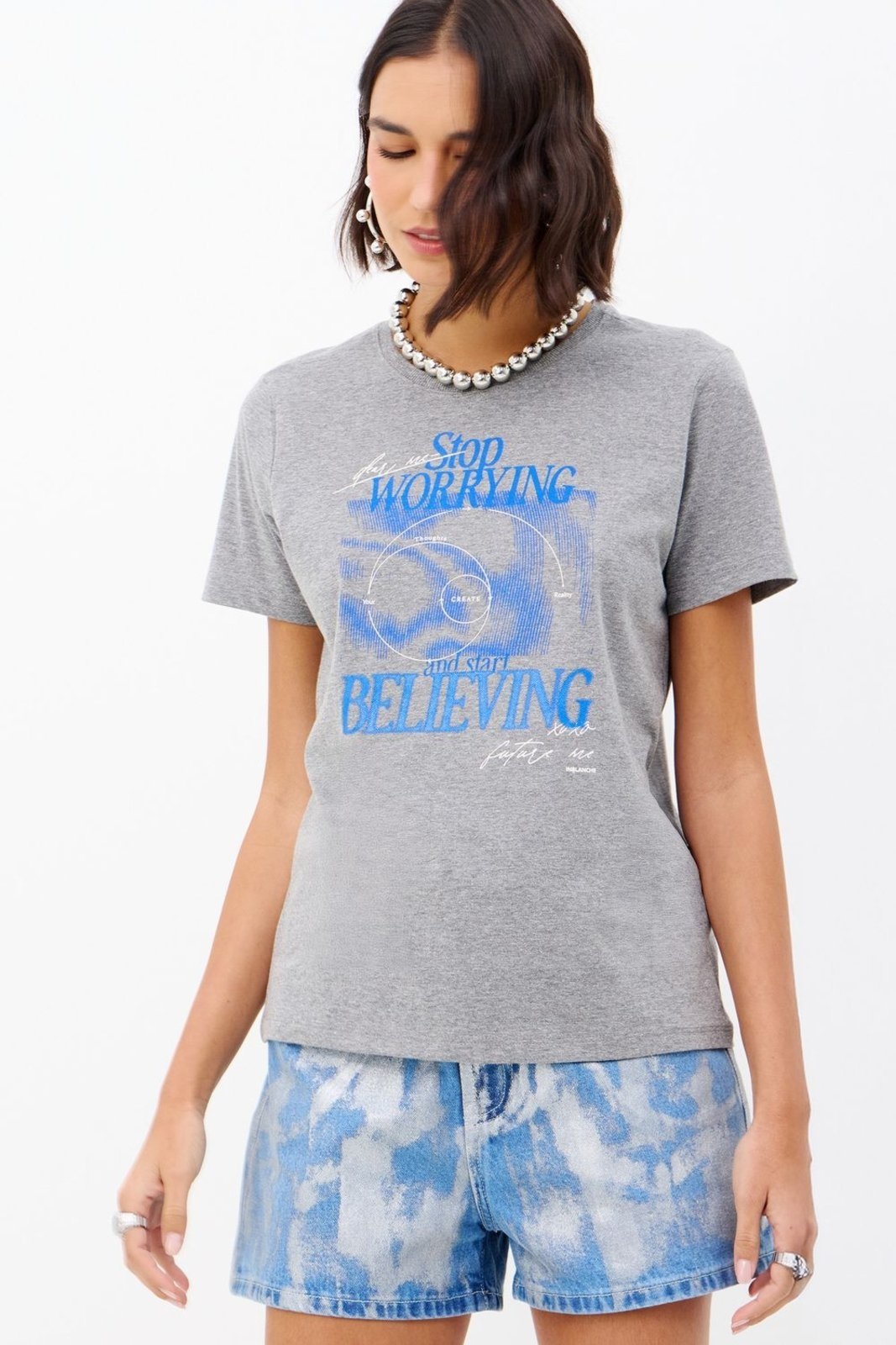 Vista 2 T-Shirt Believing Feminina Inblanche cinza Inblanche cinza