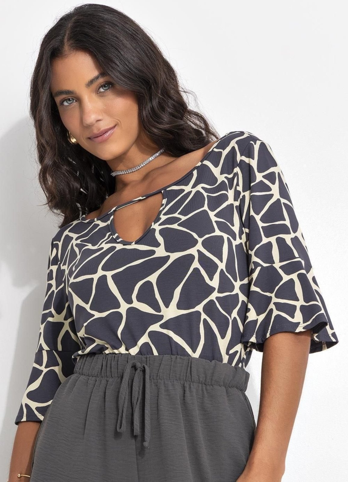 Blusa Feminina Abstrato Bicolor Em Malha De Viscose Quintess