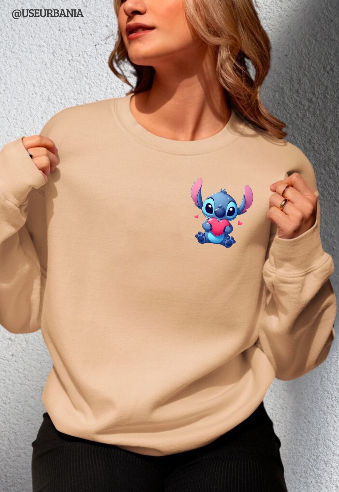 Blusa de Frio Moletom mooboo Flanelado Estampado Gola Redonda Moleton urbania Clássico Gola Careca Casaco Blusão Premium Bege Estampa Stitch coração