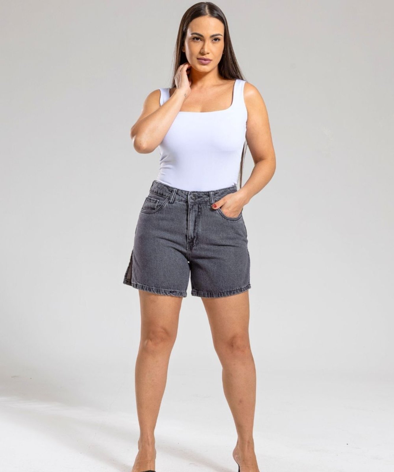 Bermuda Feminina Jeans com Fenda Preto