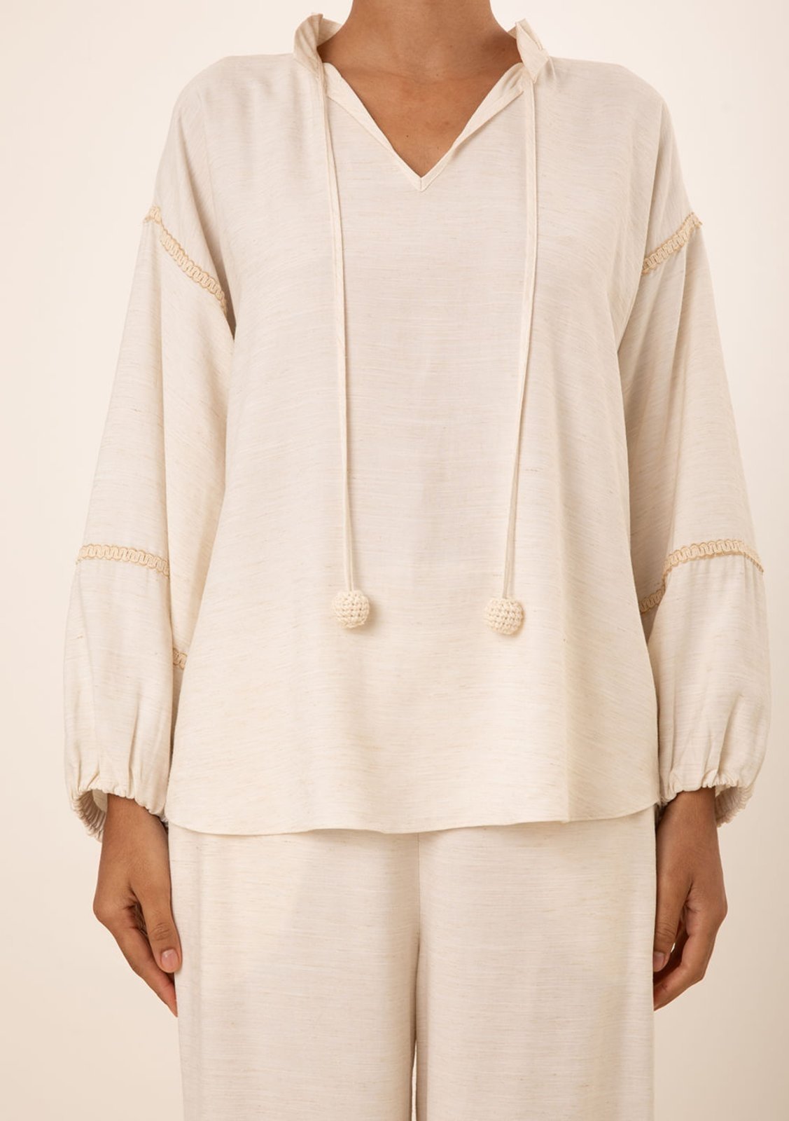Vista 3 Blusa Maria Valentina Solta Decote V Manga Longa Padrão bege Maria Valentina bege