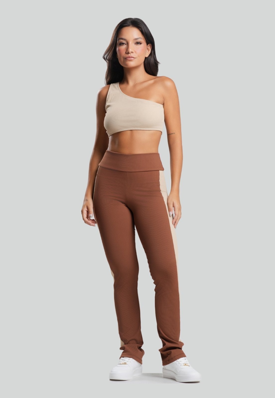 Conjunto Fitness Vekyo Canelado Feminino Academia Top Ombro Só e Legging Flare Esportivo Com Brilho Marrom e Bege