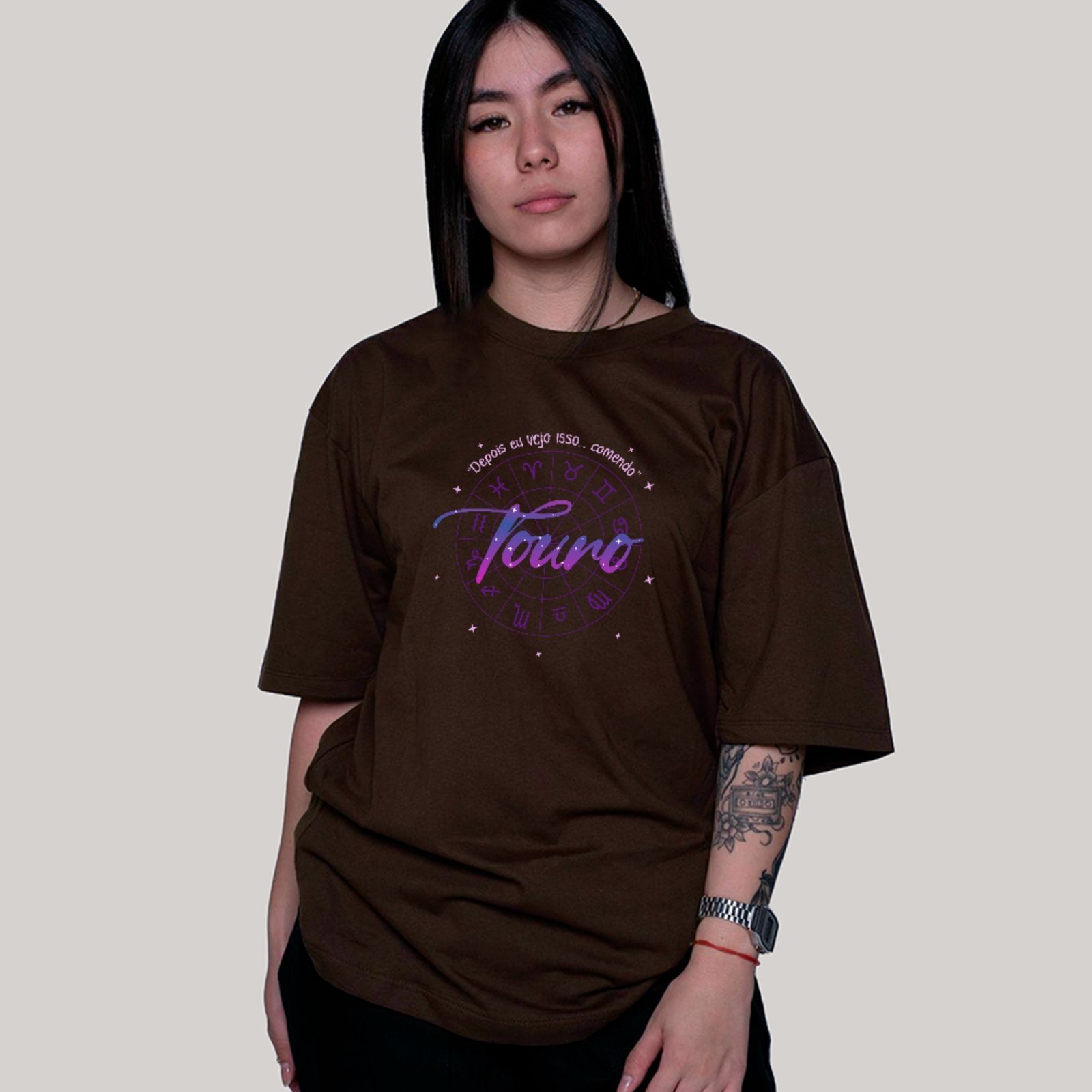 Camiseta Ousy Signo Touro Depois Eu Vejo Isso Comendo Oversized Unissex Marrom