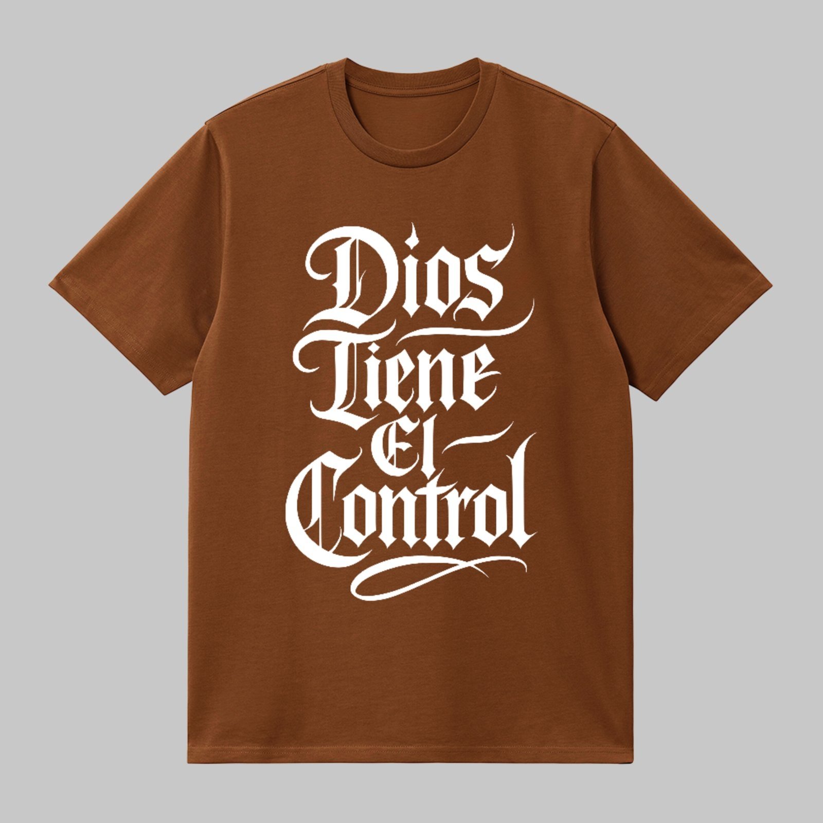 Camiseta Básica Frase Dios Tiene El Control Lettering Style Marrom