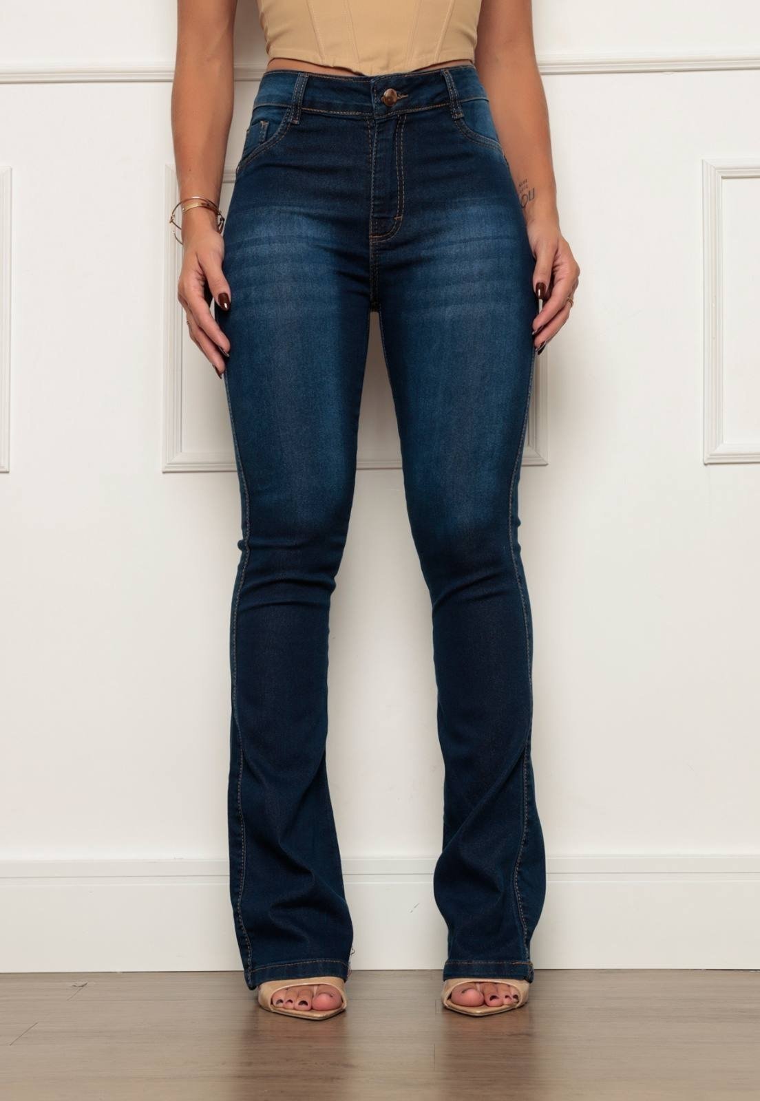 Calça Flare Azul Escuro Acetinada – O Toque de Elegância e Conforto