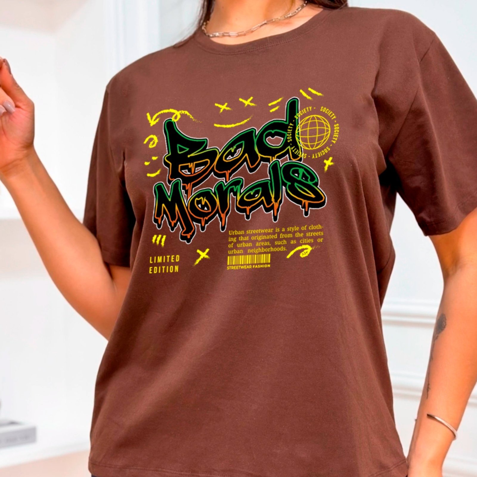 Camiseta Ousy Streetwear Bad Morals Design Gráfico Exclusivo Oversized Marrom
