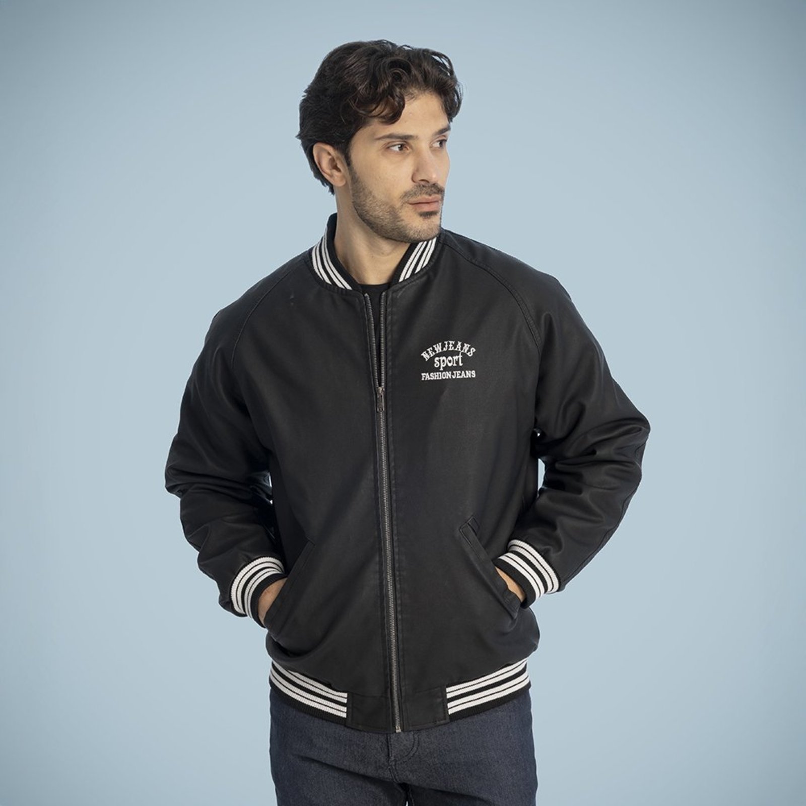 Jaqueta Masculina Preto Sintético com Detalhes Branco no Punho e Gola