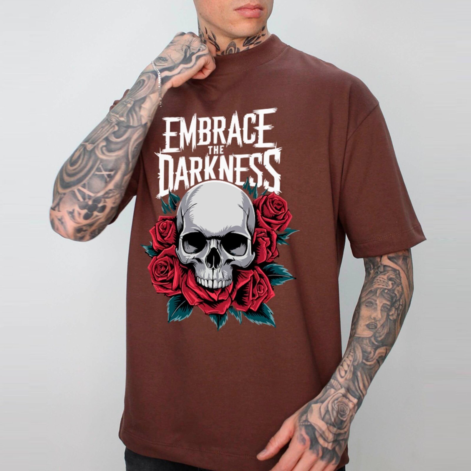 Camiseta Ousy Caveira e Frase Embrace The Darkness Oversized Unissex Marrom