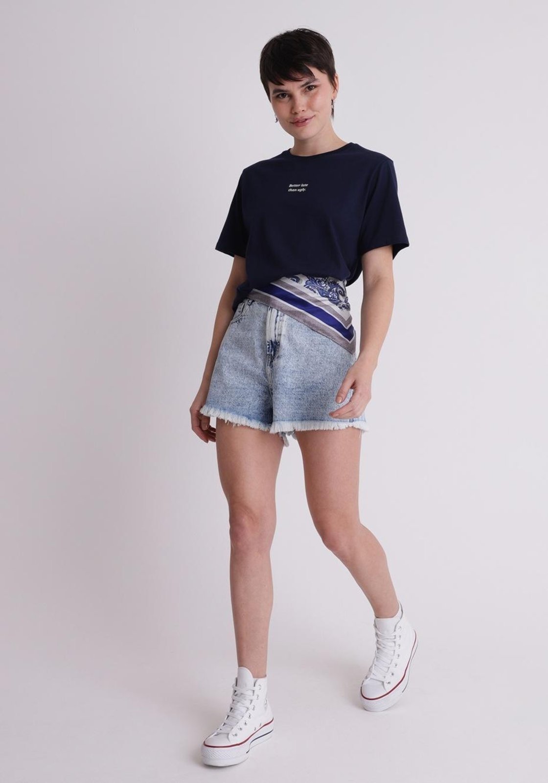 Short jeans marmorizado barra desfiada