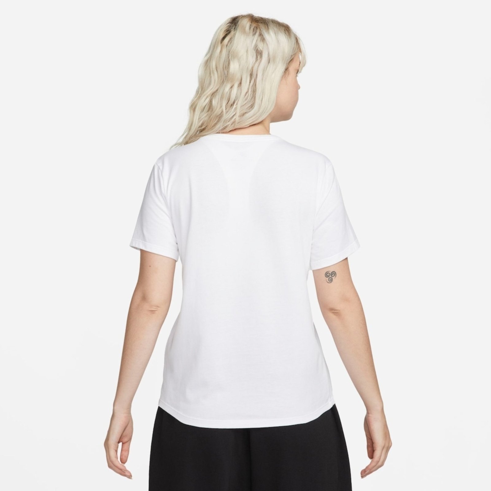 Vista 3 Camiseta Nike Sportswear Club Essentials Feminina branco Nike branco