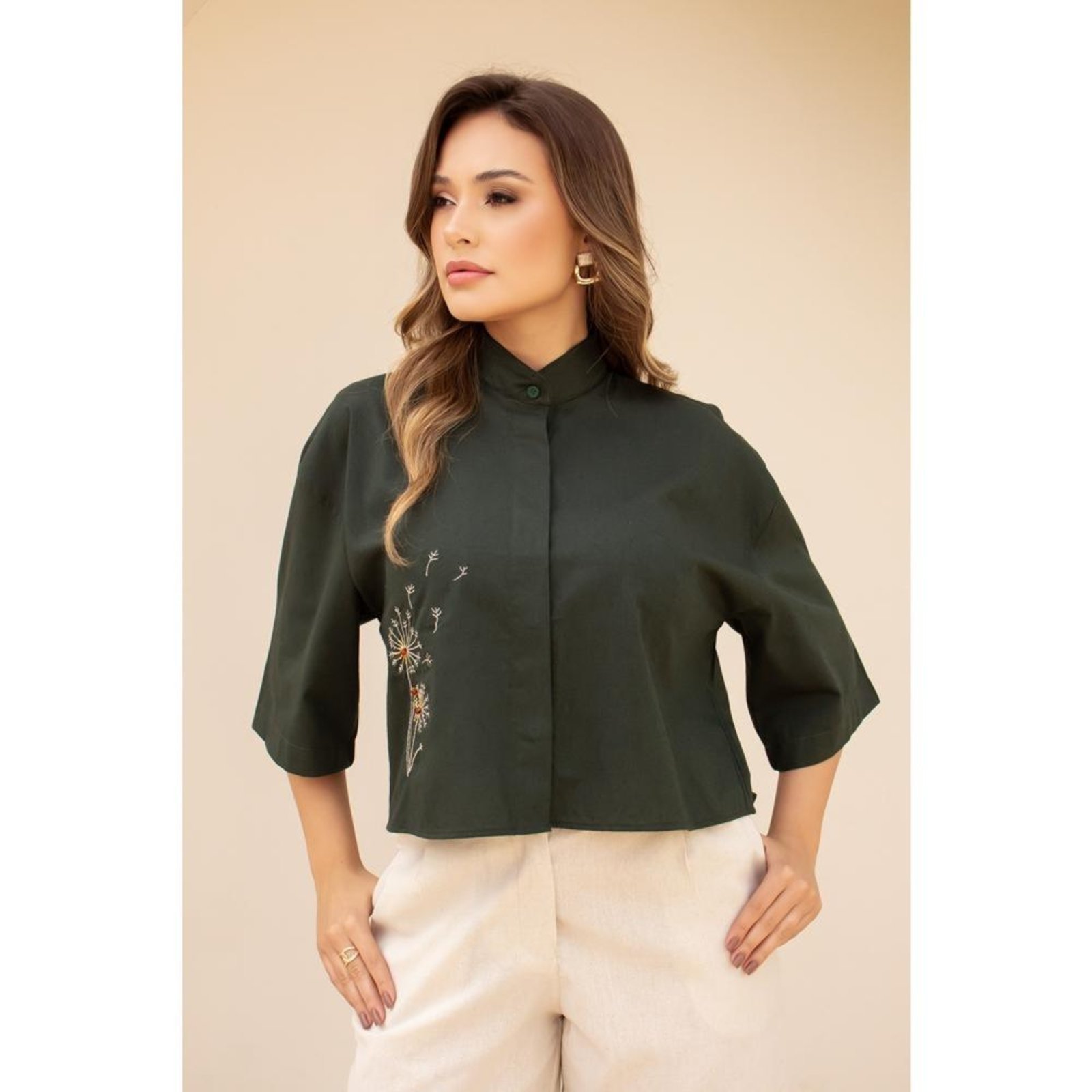Camisa Feminina De Linho Mais Curtinha Com Bordado Delicada
