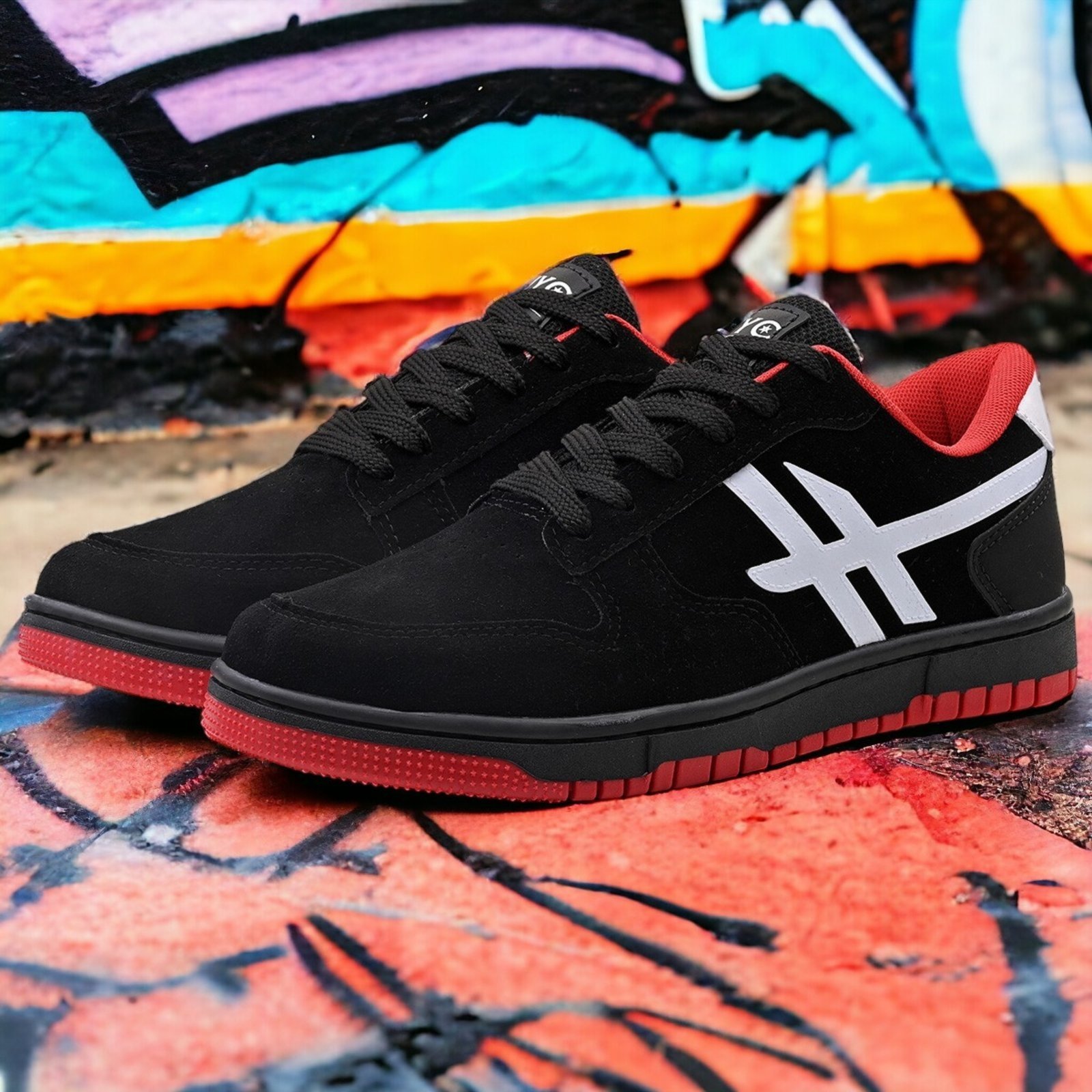 Vista 2 Tenis Skatista Nyc Shoes Lançamento Com Estilo NYC CM40 Femenino e Masculino NYC NEW YORK CITY SHOES preto/vermelho NYC NEW YORK CITY SHOES preto/vermelho