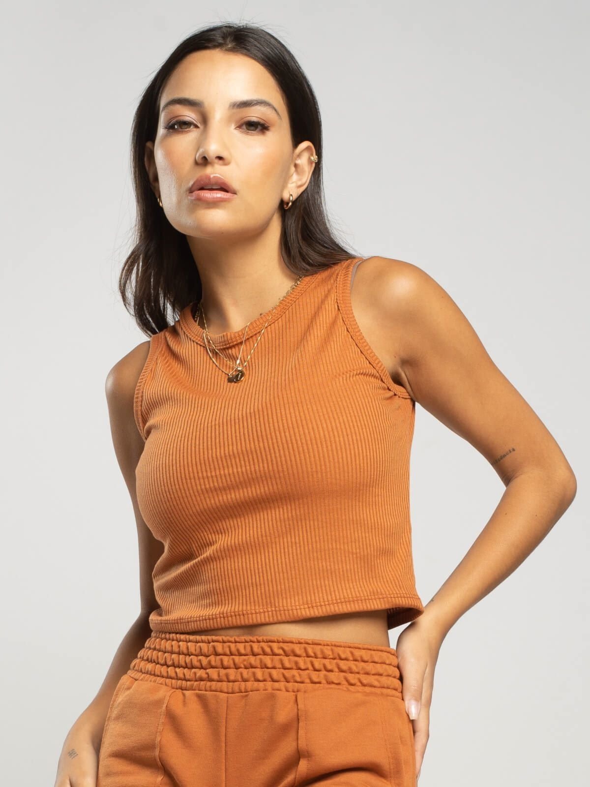 Blusa Cropped Vicbela Regata Ribana Canelada Gola Redonda Caramelo