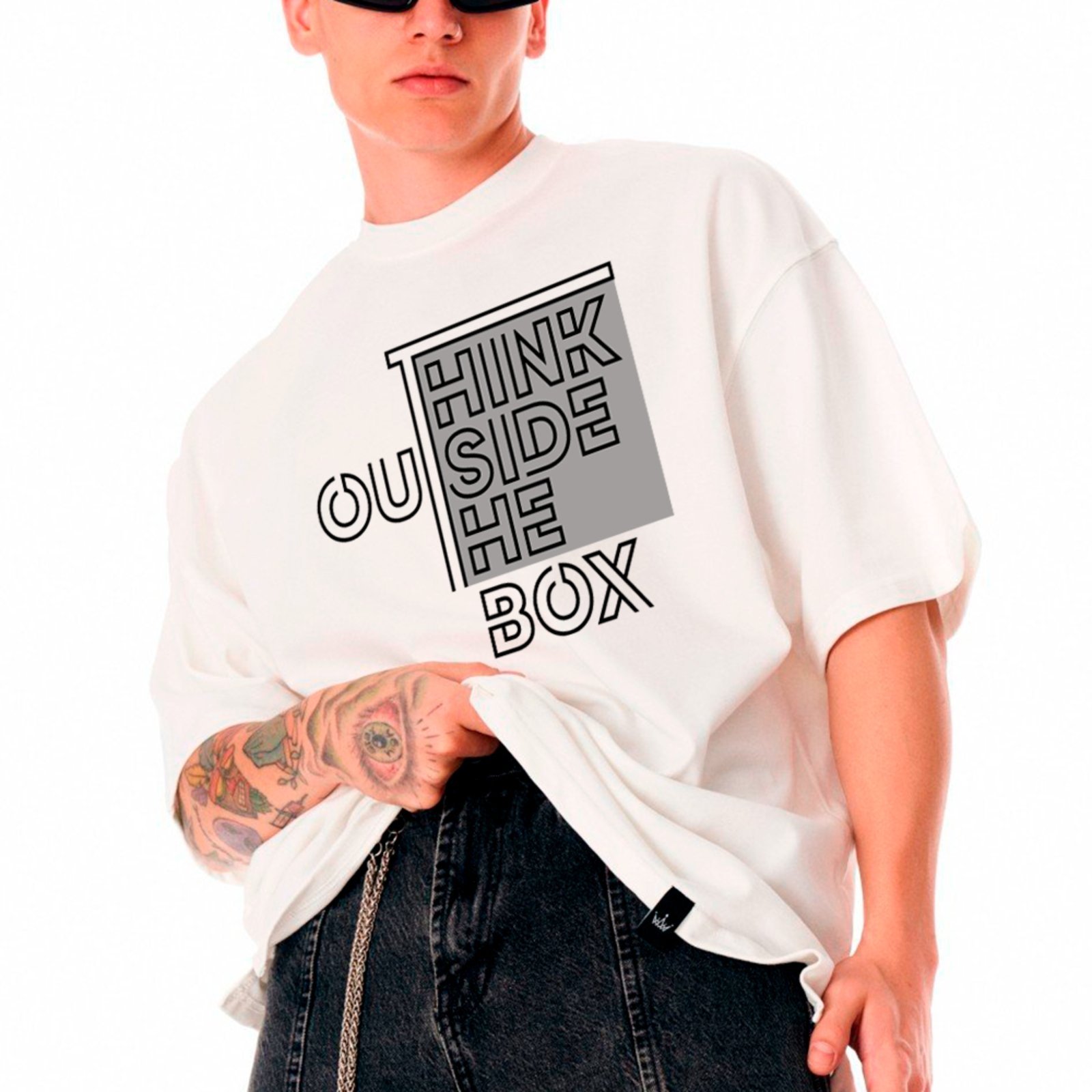 Camiseta Ousy Think Outside The Box Oversized Unissex Branco