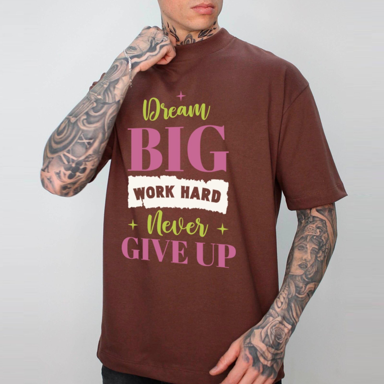 Camiseta OusyDream Big Work Hard Never Give Up Oversized Unissex Marrom