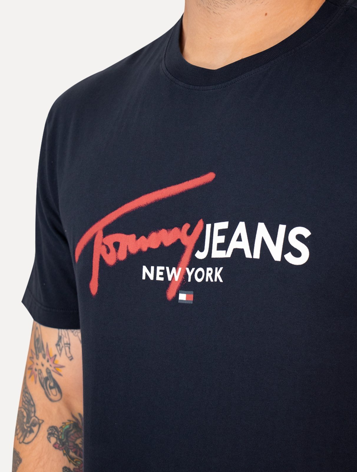 Vista 3 Camiseta Tommy Jeans Masculina Regular Spray Pop Logo azul marinho Tommy Jeans azul marinho