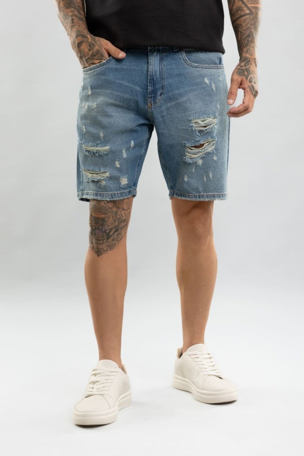Bermuda Jeans Slim Fit Destroyed com Recortes Dialogo Jeans Azul Claro