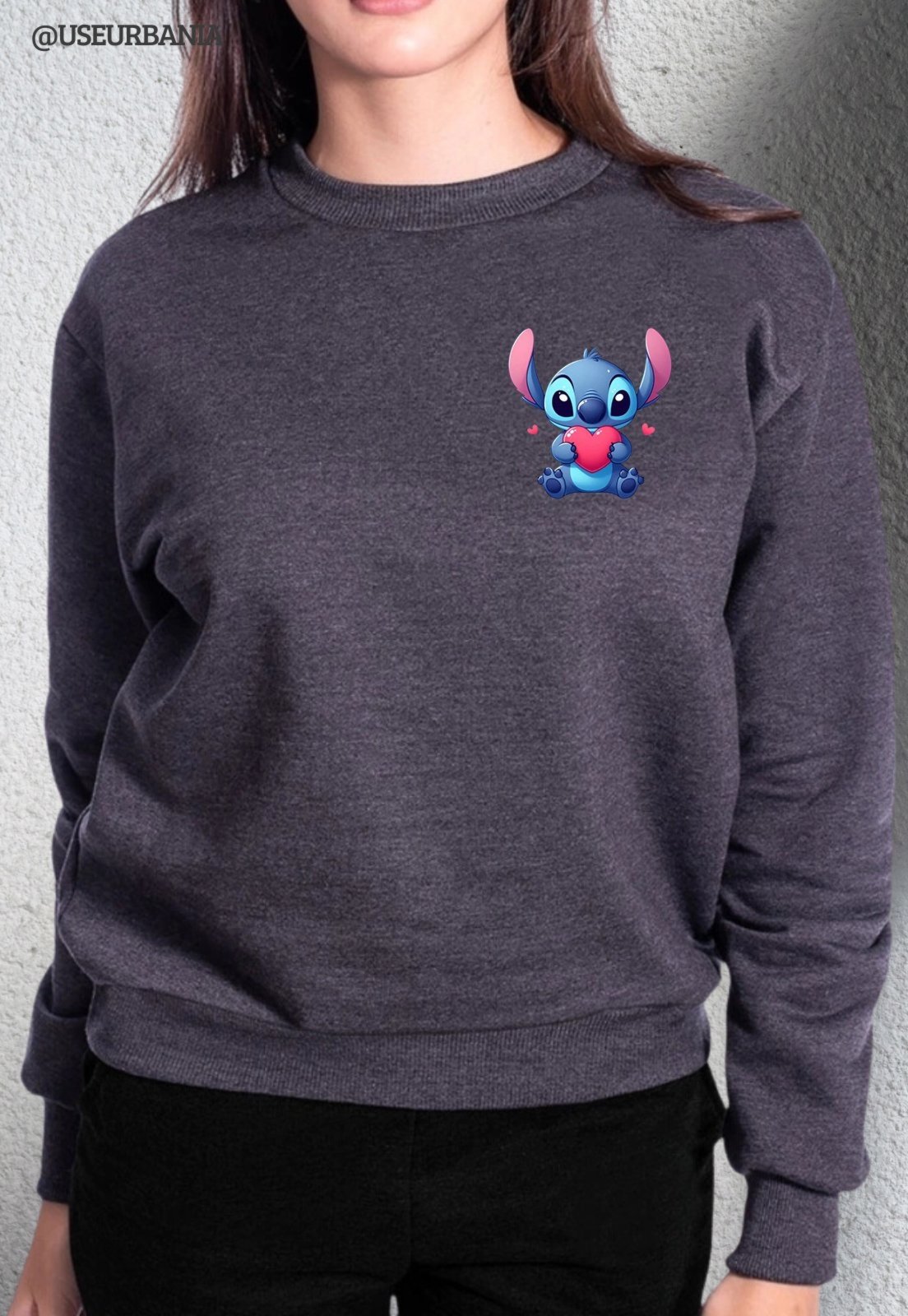 Blusa de Frio Moletom mooboo Flanelado Liso Gola Redonda Moleton urbania Clássico Gola Careca Casaco Blusão Premium Cinza Escuro Chumbo estampa stitch coração