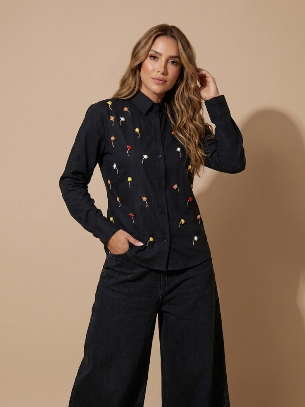 Camisa Social Slim Preto Feminina com fuxico de Flores 3D e detalhes de brilho em strass | Blusa com Manga Longa