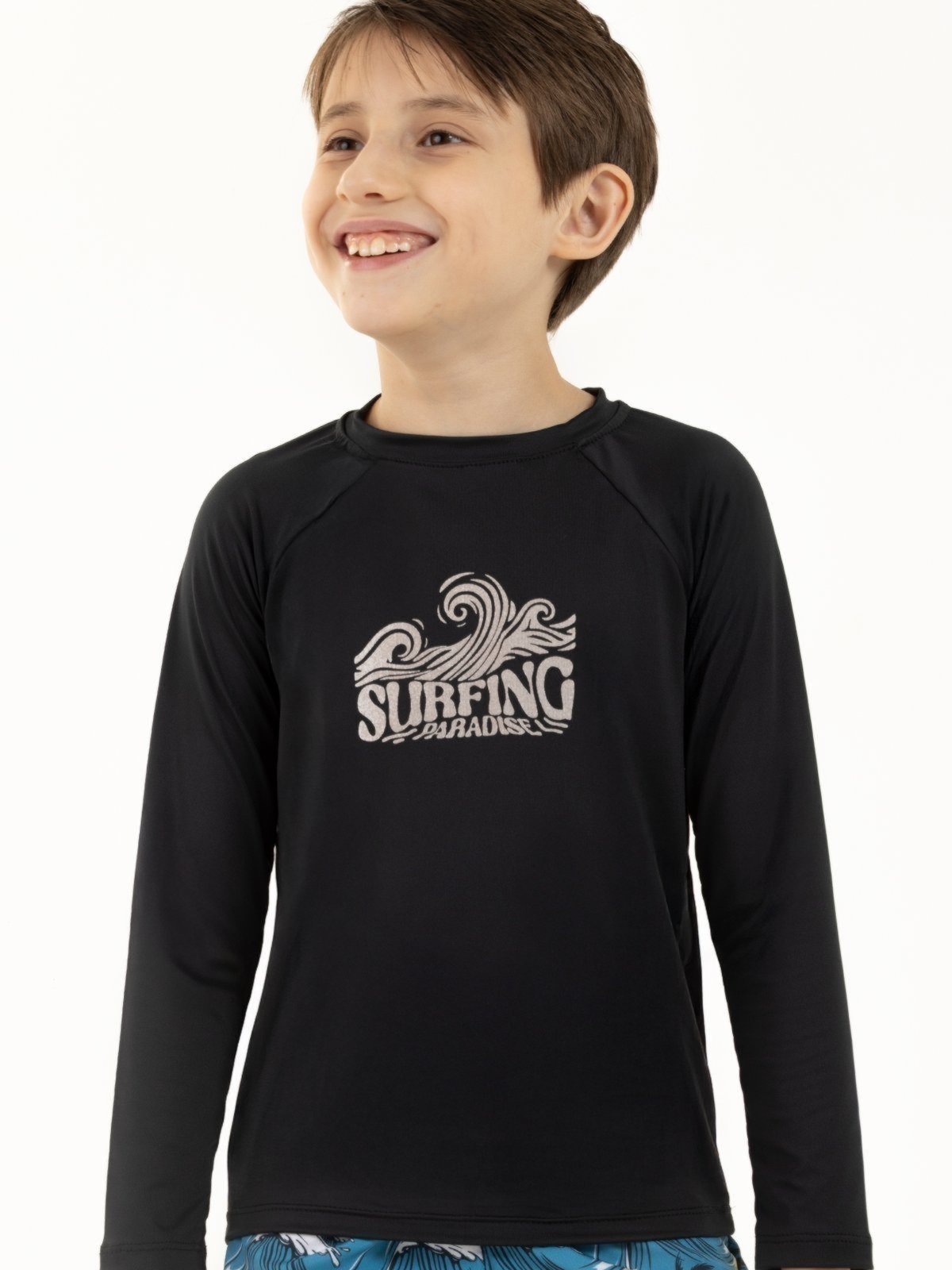 Vista 2 Camisa de Praia Menino com Proteção UV 50 - Além das Ondas Magicamente Kids preto Magicamente Kids preto