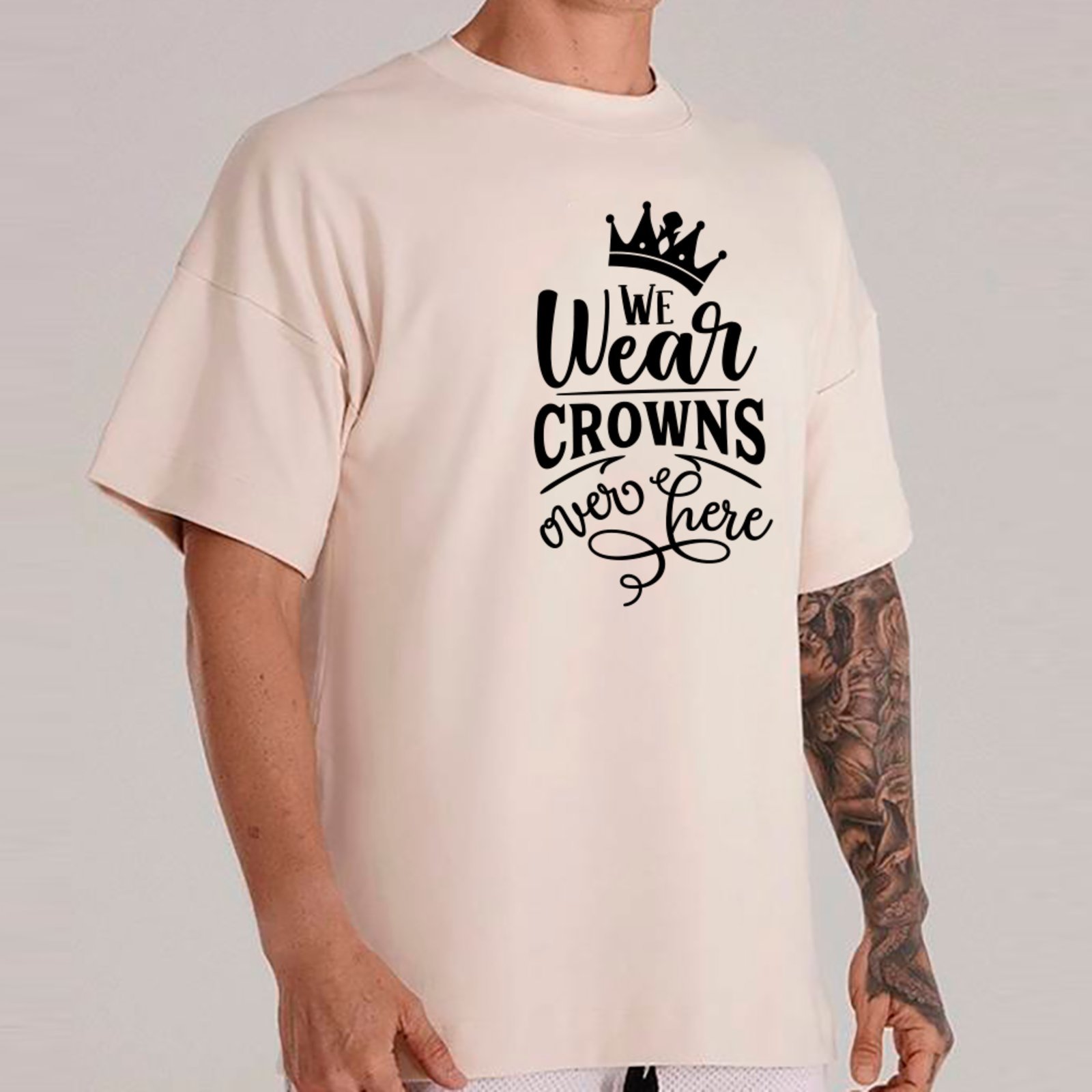 Vista 2 Camiseta Ousy Básica We Wear Crowns Atitude Unissex Off White off-white white ousy off-white white