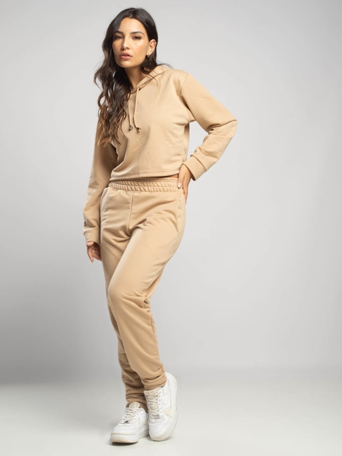 Conjunto Moletinho Feminino Calça Jogger e Casaco Cropped com Capuz Vicbela Bege