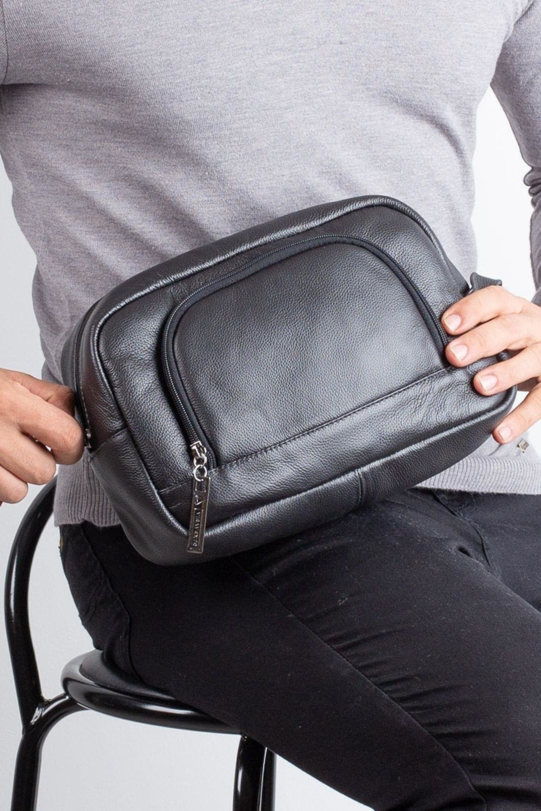 Necessaire grande de couro bolso frontal Manoel Preto