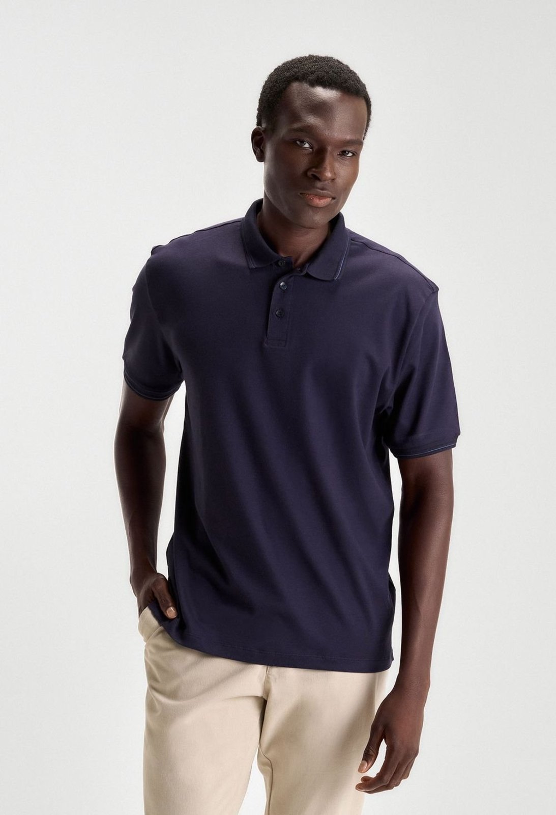 POLO DOCTHOS RELAXED FIT MANGA CURTA EM SUEDINE GOLD COM DETALHE DE GOLA POLO DOCTHOS RELAXED FIT MANGA CURTA EM SUEDINE GOLD COM DETALHE DE GOLA 007 MARINHO EG