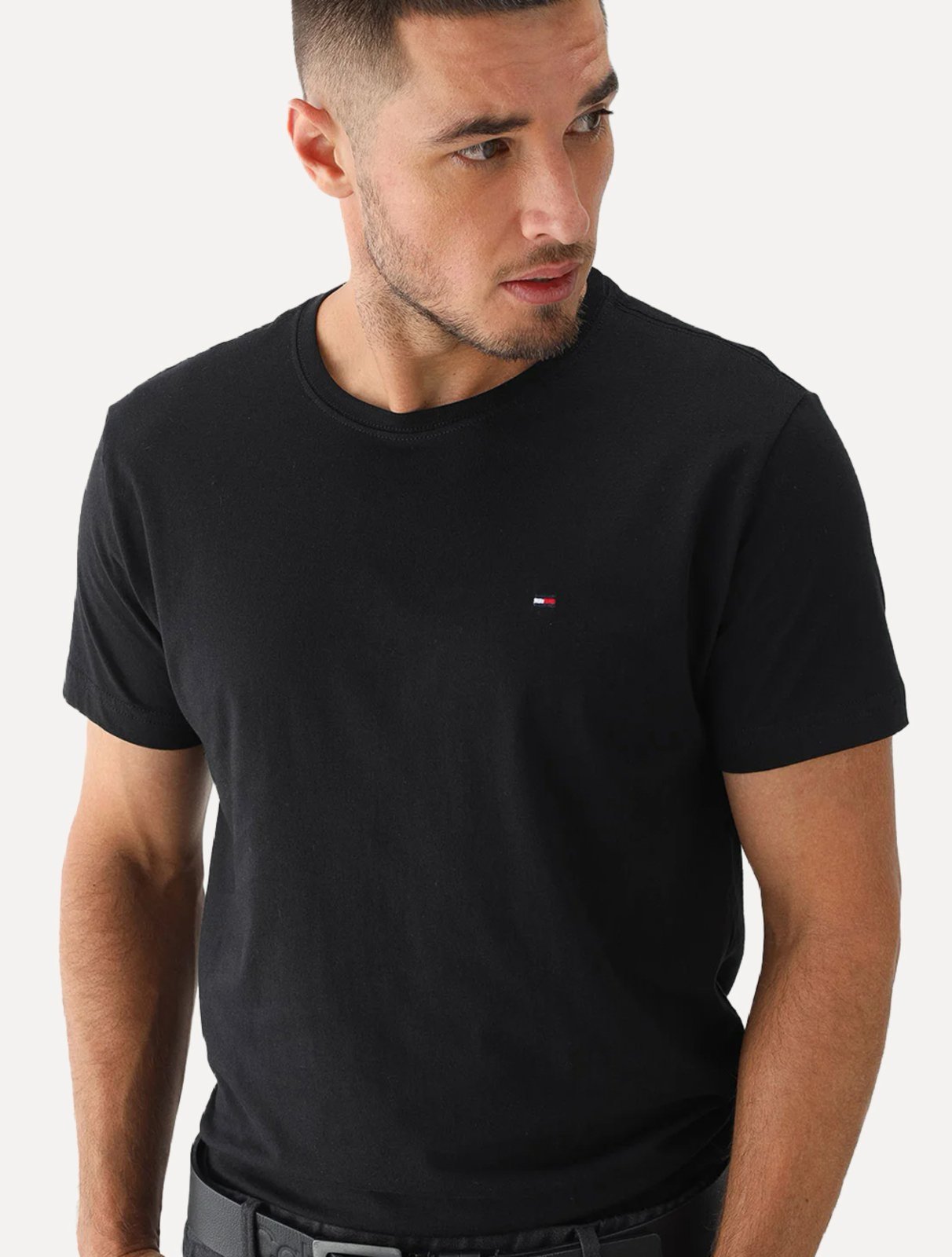 Vista 3 Kit Camisetas Tommy Hilfiger Masculina Essential Preta 3UN preto Tommy Hilfiger preto