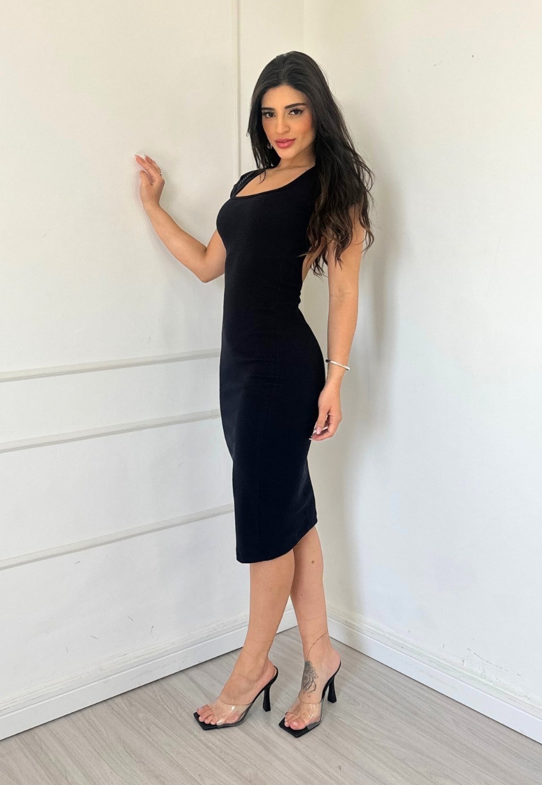 Vestido Midi Canelado Ano Novo Manguinha Abertura nas Costas Thammiane Preto