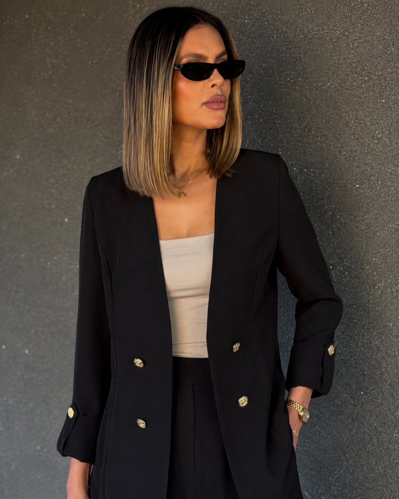 Blazer MOS Feminino de Alfaiataria Alongado sem Gola com Botões Dourados Preto – Mariana Olympio