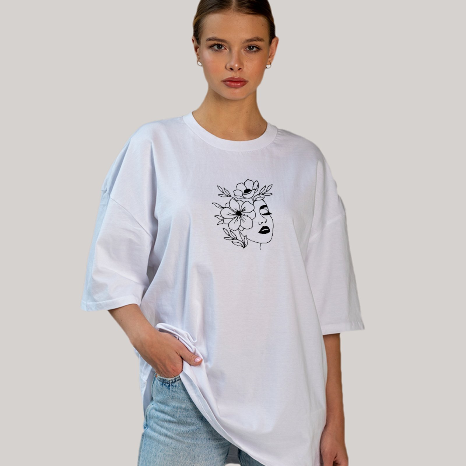 Camiseta Ousy Rosto E Flores Minimalista Oversized Feminina Branco