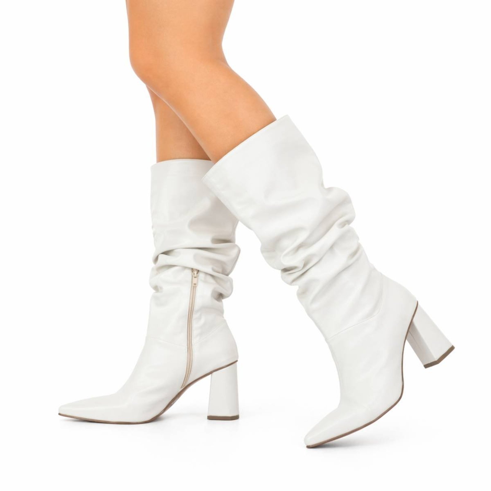 Bota Feminina Slouchy Salto Médio Triangular 23021 Napa Off White OFFWHITE