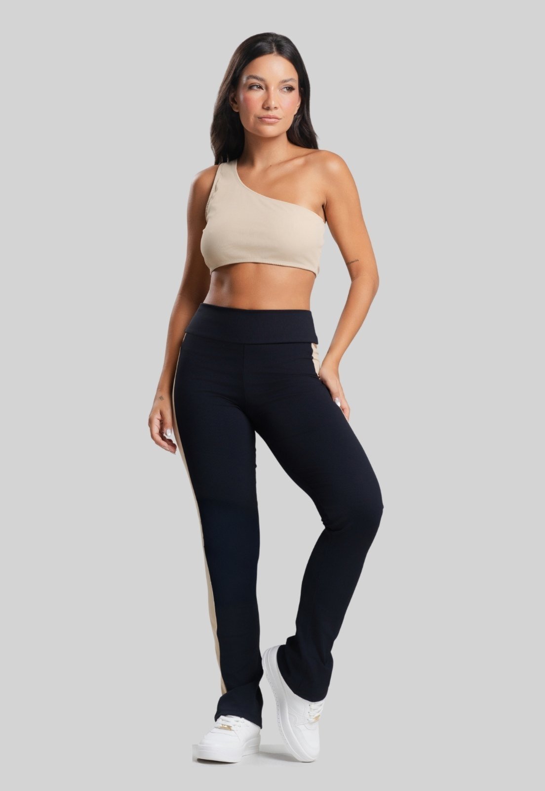 Conjunto Fitness Vekyo Canelado Feminino Academia Top Ombro Só e Legging Flare Esportivo Com Brilho Preto e Bege