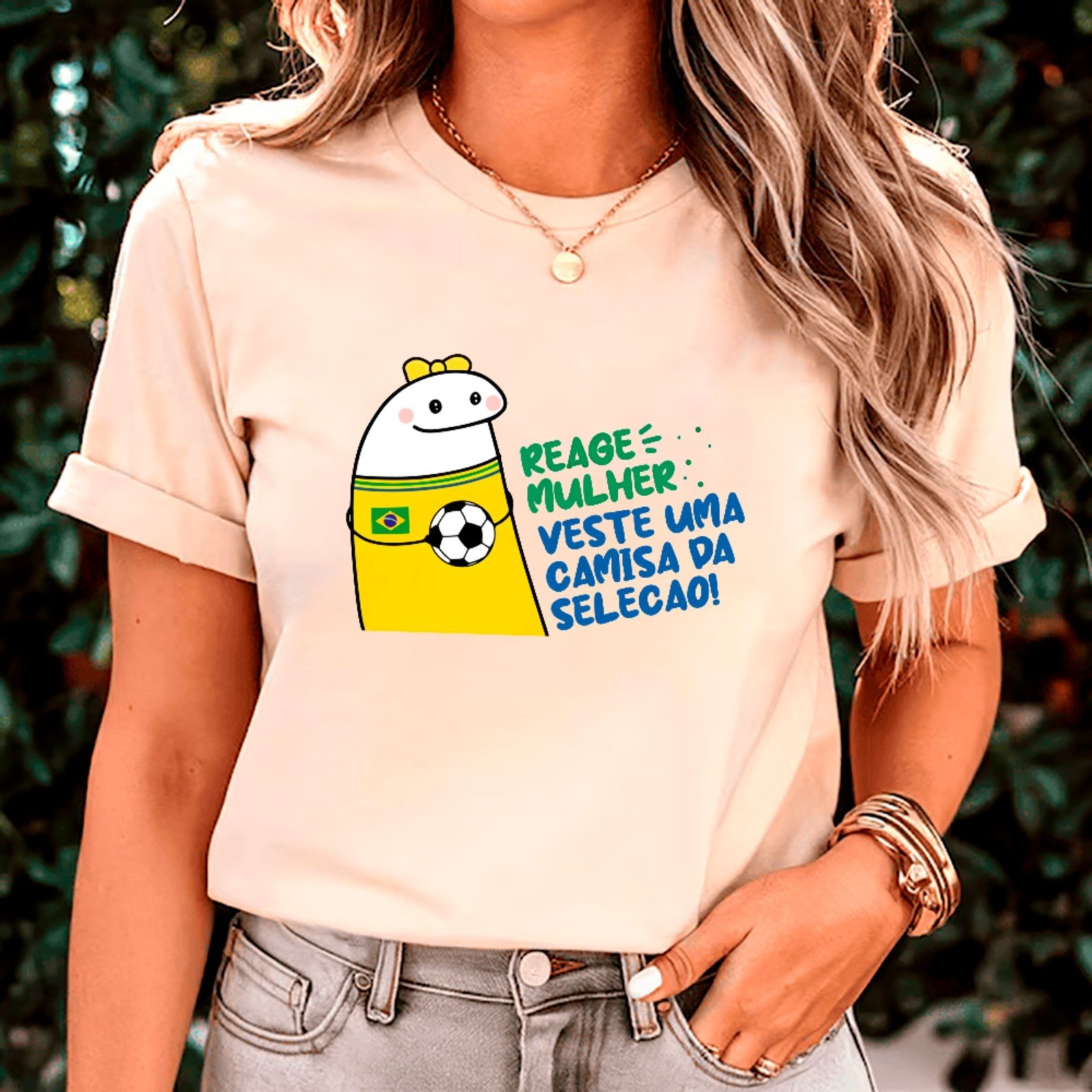 Vista 2 Camiseta Ousy Oversized Reage Mulher Seleção Brasil 2026 Futebol Moda Streetwear Feminina Off White off-white white ousy off-white white