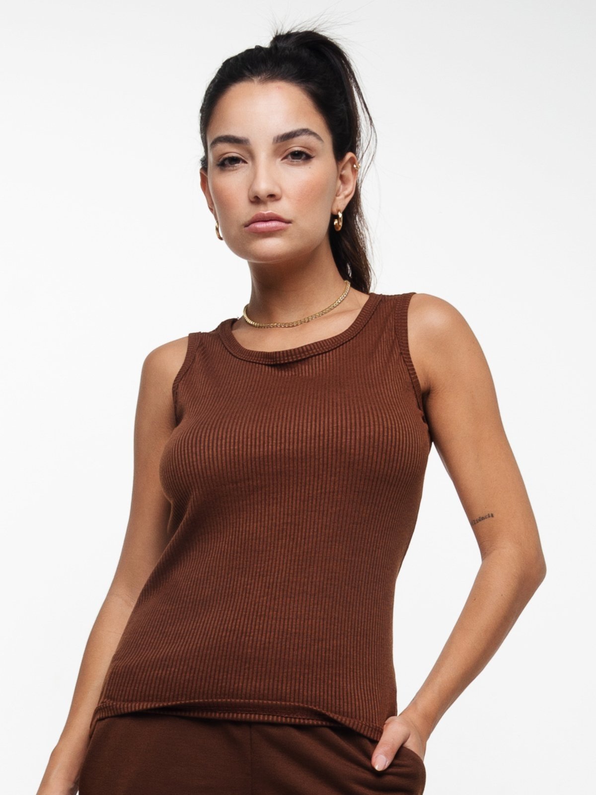 Blusa Canelada Vicbela Regata Gola Redonda Marrom