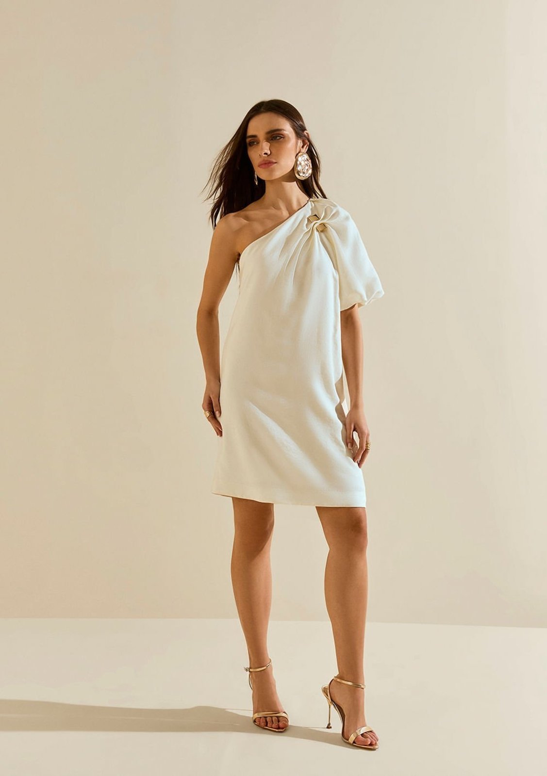 Vestido Morena Rosa Solto Um Ombro Só Manga Curta Curto Off-white