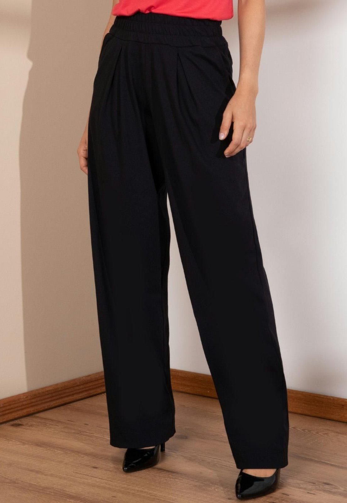 Calça Cós Largo Com Pregas E Bolsos Preto Quintess