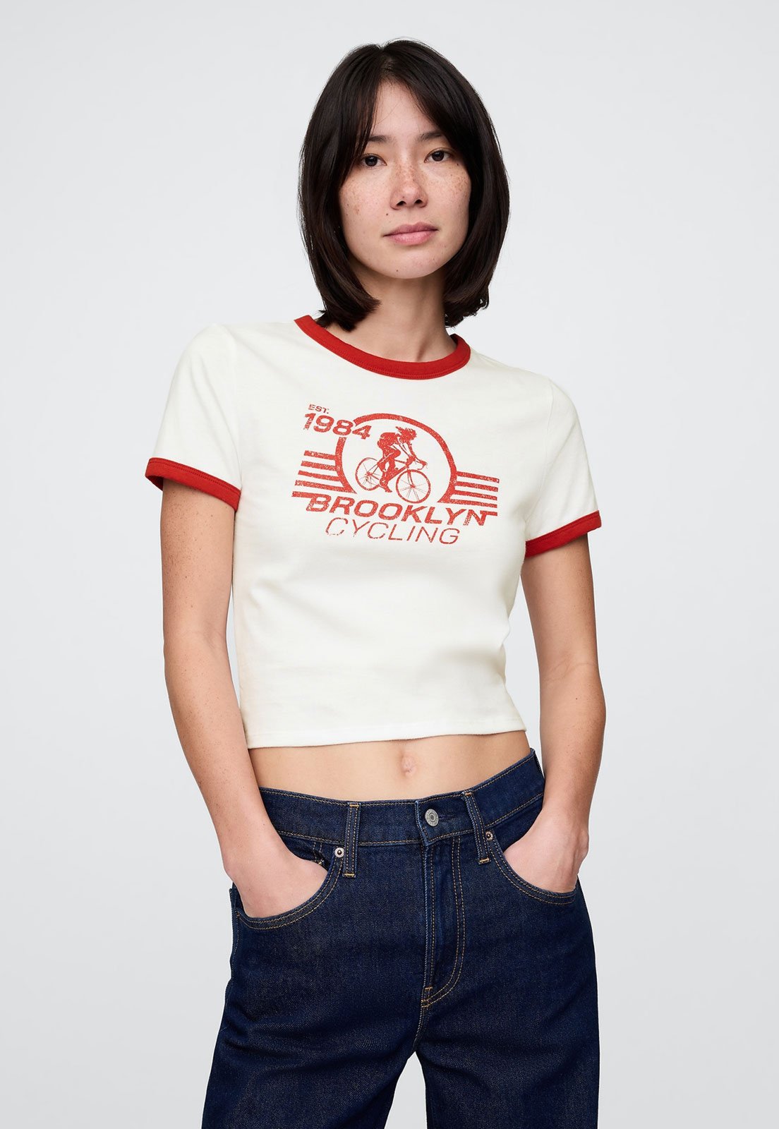 Camiseta Cropped GAP Ajustada Brooklyn Off-White
