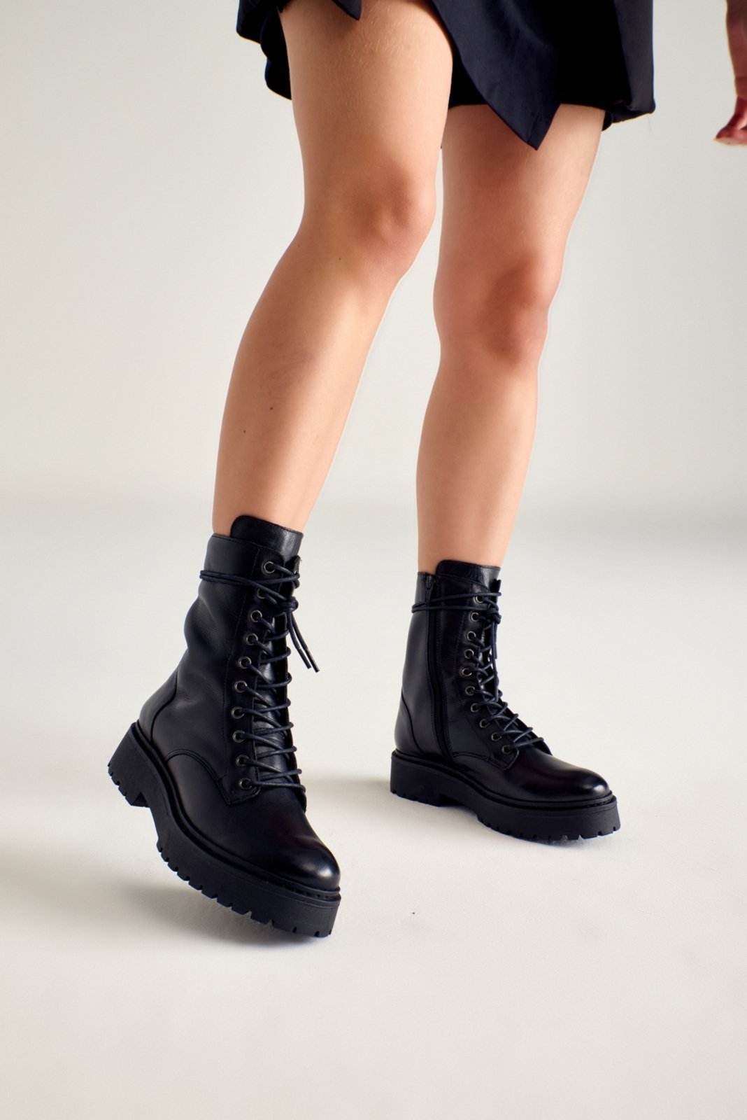 Bota Coturno Amarração Em Couro Cano Médio Moda Maria Paula Preto