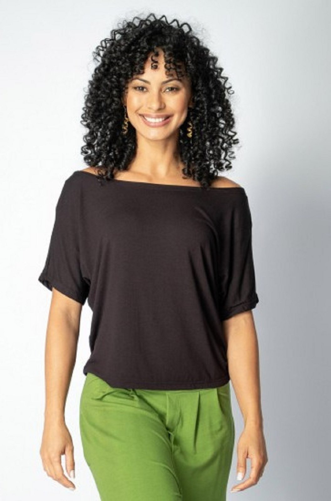 Kit 2 Blusas Básicas Morcego Malha Gola Canoa Preto e Off White