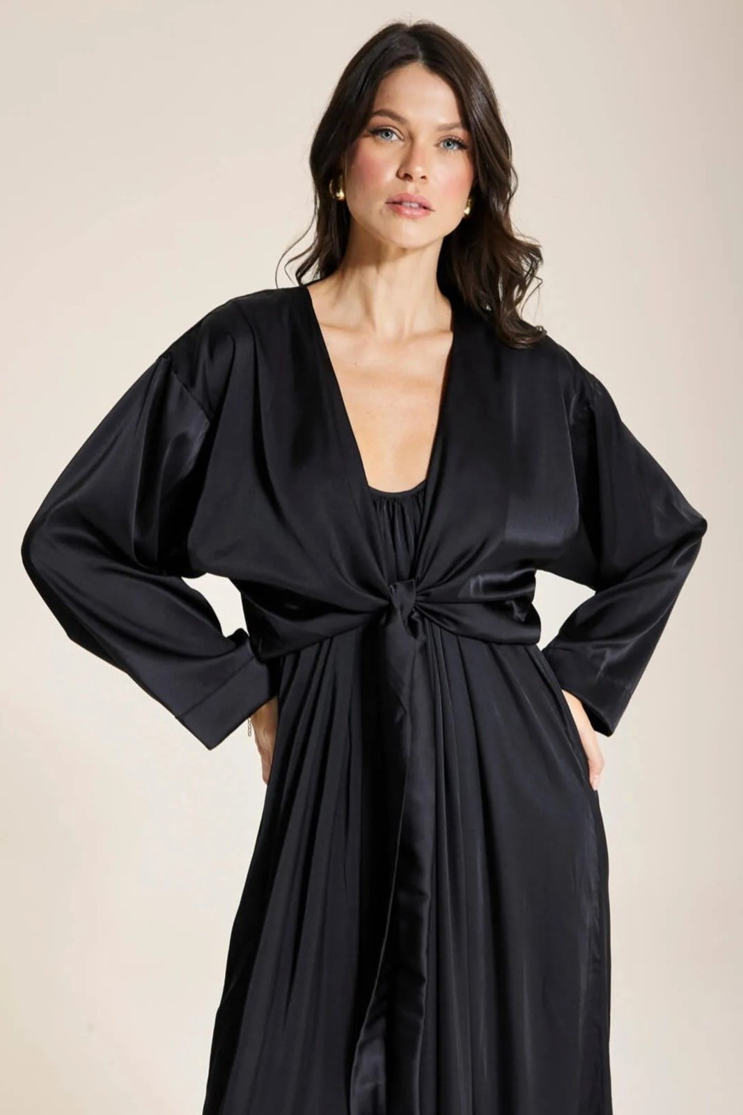 Vista 3 Blusa Cetim Leve Laço Glam preto preto