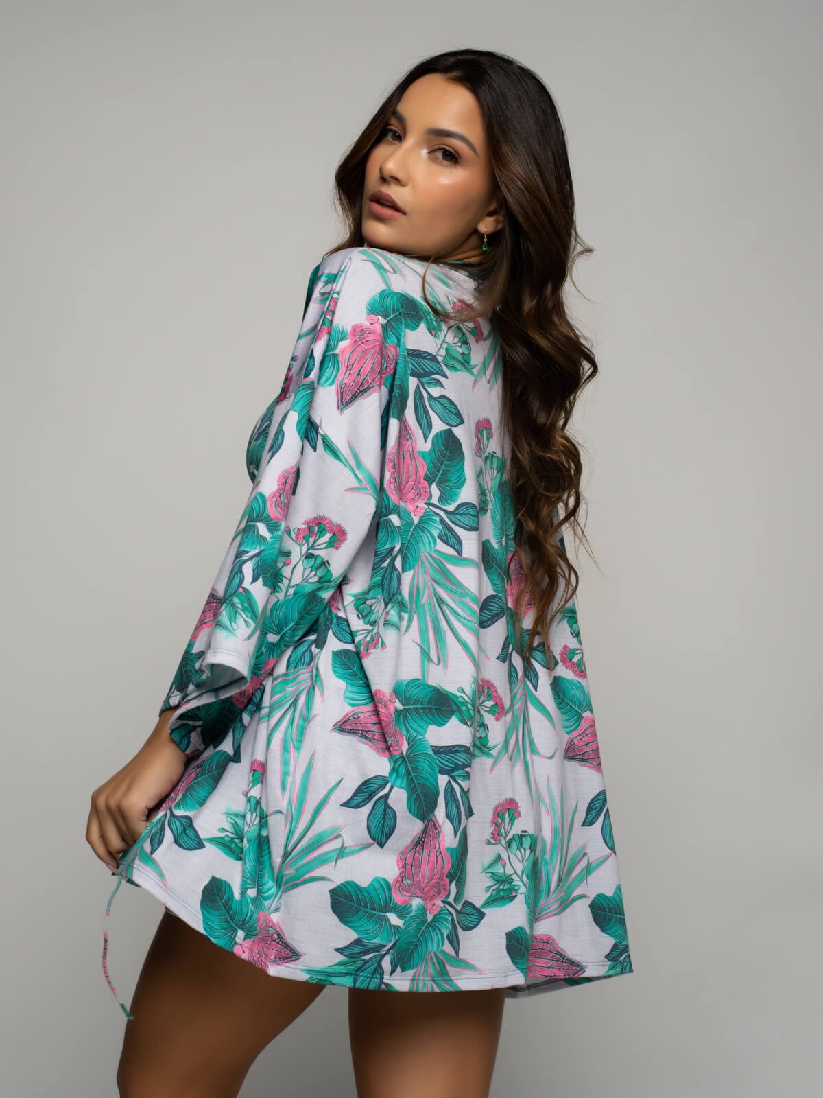 Vista 2 Saida de Praia Kimono Vicbela Curto Estampado Manga Longa Camisão De Amarrar Proteção UV Verde estampado verde Vicbela estampado verde