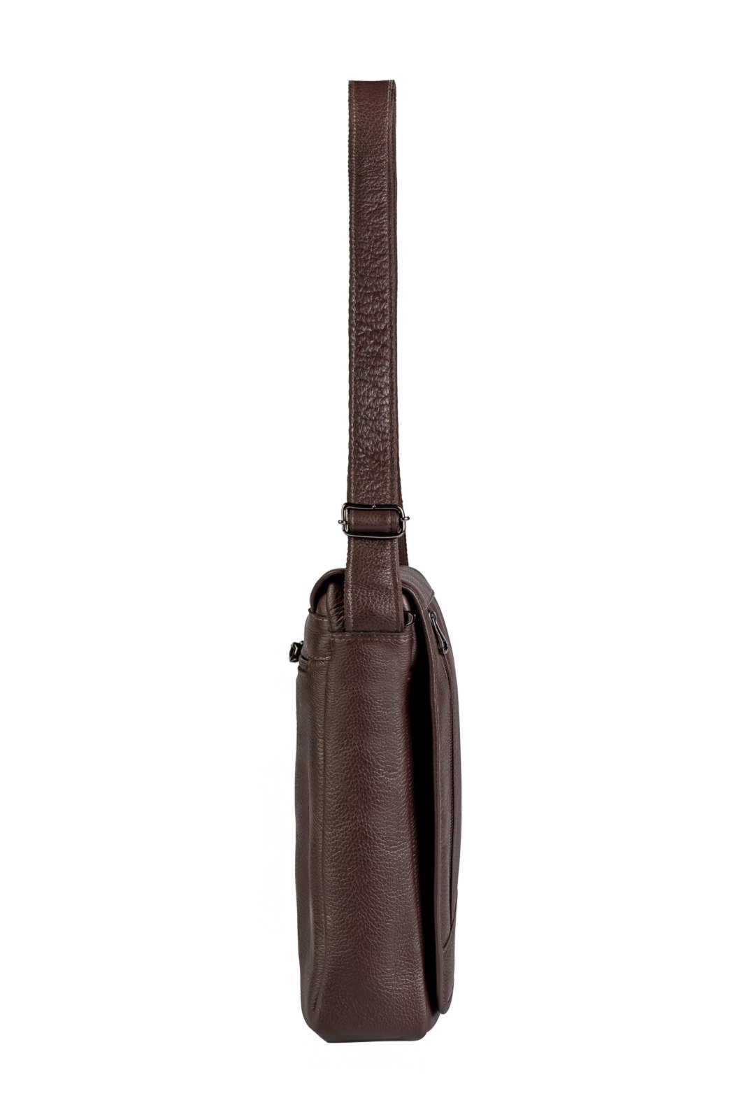 Vista 3 Bolsa carteiro masculina em couro floater Benício Vira Vento café Vira Vento café