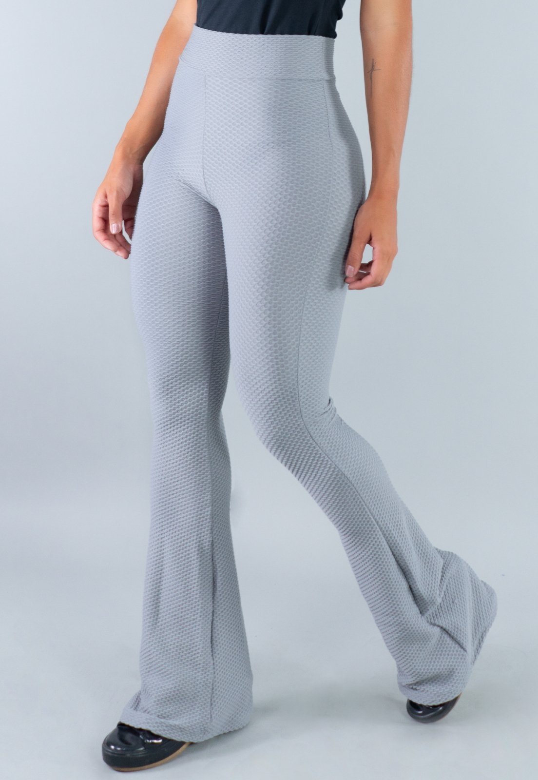 Calça Flare MVB Modas Pantalona Cintura Alta Textura Tecido Bolha Cinza